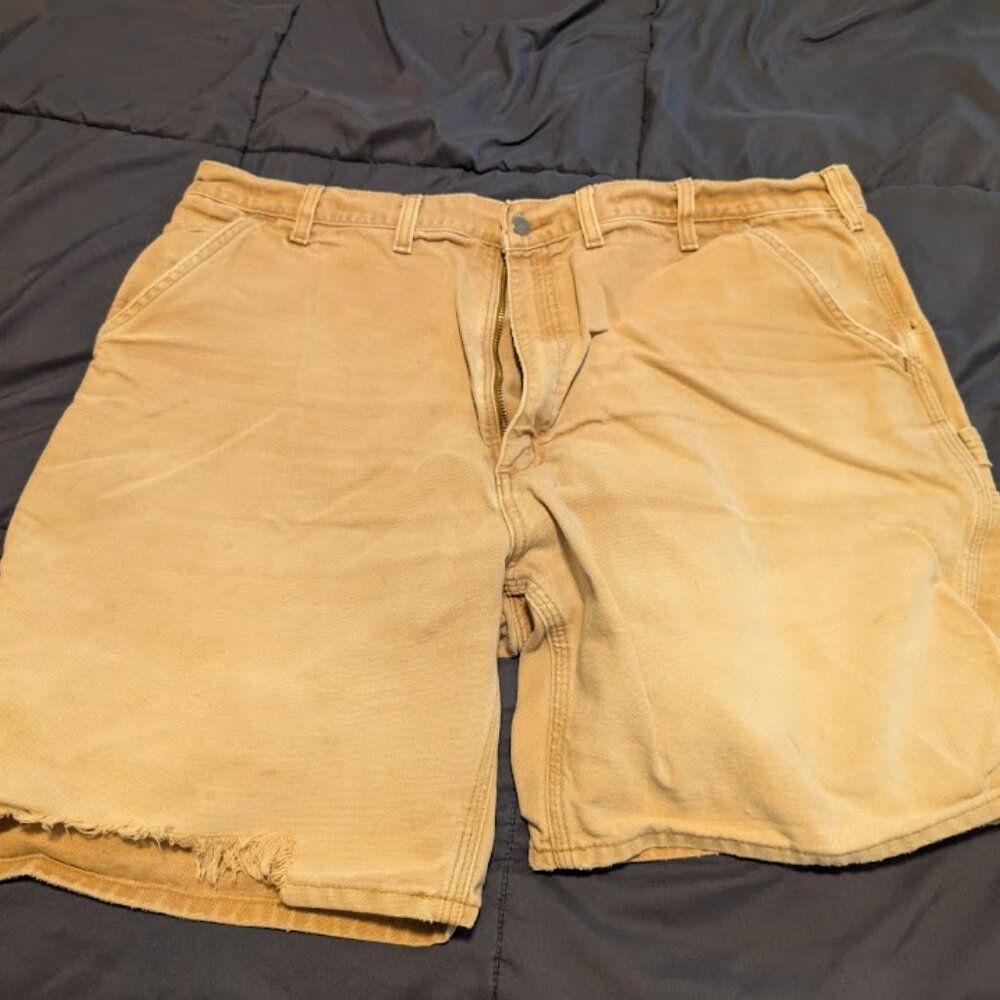Well-worn Carhartt-shorts
